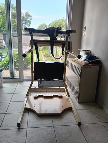 Elektrische sta-tafel bij verlamming beschikbaar voor biedingen
