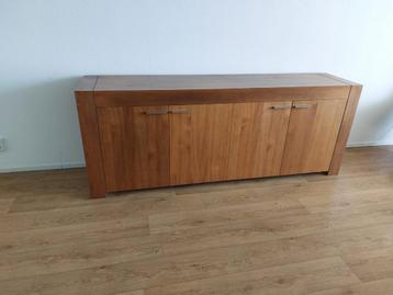 Mooi, strak notenhouten dressoir  beschikbaar voor biedingen