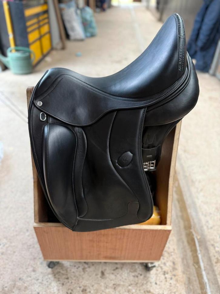 La selle de dressage Acavallo 17,5, Animaux & Accessoires, Chevaux & Poneys | Selles, Comme neuf, Dressage, Enlèvement ou Envoi