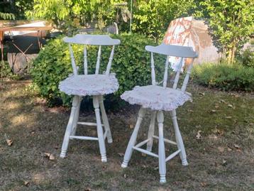 2 prachtige toog en bijzetstoelen beschikbaar voor biedingen