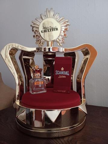GAULTIER Display Grande COURONNE SCANDAL goud met logo beschikbaar voor biedingen