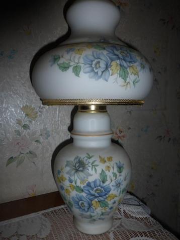 Jolie lampe électrique Vintage en porcelaine disponible aux enchères