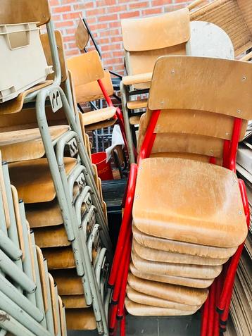 Vintage schoolstoelen en stapelstoelen perfecte staat beschikbaar voor biedingen