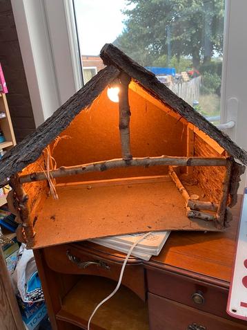 Grote kerststal met verlichting beschikbaar voor biedingen