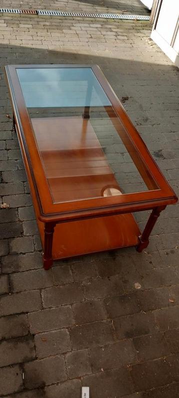 Salontafel met glas beschikbaar voor biedingen