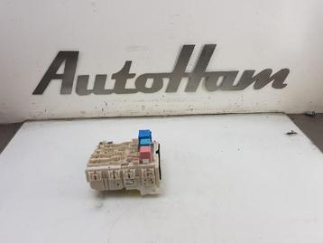 BOITIER FUSIBLES Yaris II (P9) (|8273052541|8273052700|), Utilisé, Toyota