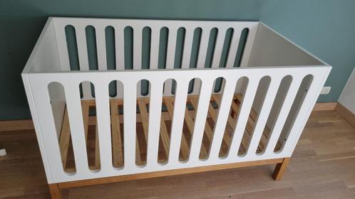 Lit pour bébé Quaz Indigo blanc (140 x 70), Enfants & Bébés, Chambre d'enfant | Lits, Comme neuf, 140 à 160 cm, 70 à 85 cm, Matelas