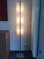 Vloerlamp in wit, mat glas. Voet in geborstelde inox., Verre, Comme neuf, Tijdloos, 150 à 200 cm
