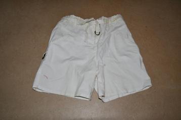 Witte damesshort - small beschikbaar voor biedingen