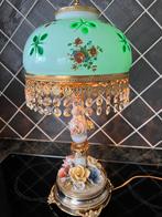 Antieke opaline lamp met porseleinen bloemen, Antiek en Kunst, Antiek | Verlichting, Ophalen of Verzenden