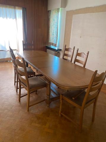 Massieve eettafel met 6 stoelen!  beschikbaar voor biedingen