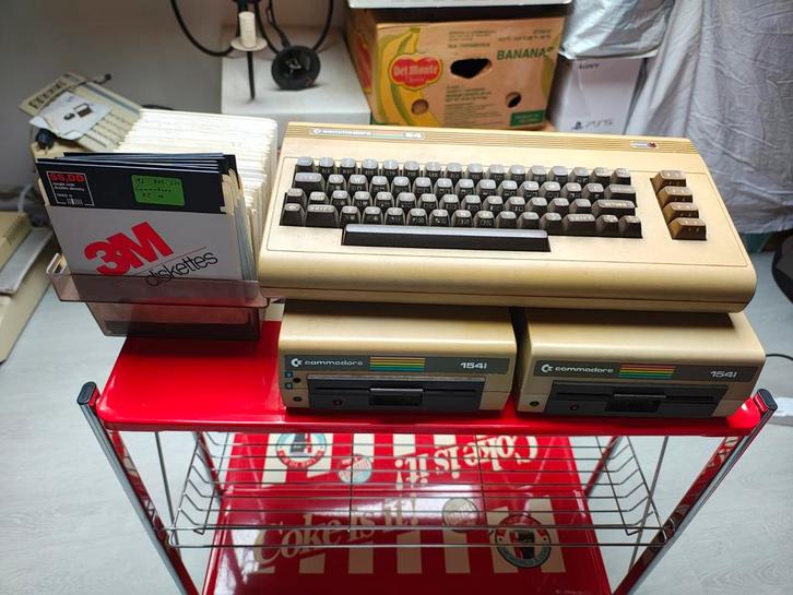 Commodore 64 + 2 vintage diskettes, Computers en Software, Vintage Computers, Ophalen