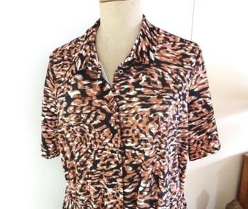 Als nieuw: medi-jurk met leuke print. Maat 46/48 beschikbaar voor biedingen