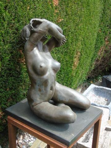 statue femme nue en bronze qui ce déshabille , signé !, Enlèvement, Bronze