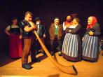 Figurines sculptées bois (7), costumes traditionnels suisse, Ophalen of Verzenden