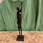 Abstract houten beeldje van een vrouw (26cm hoog), Enlèvement ou Envoi