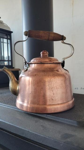 Antieke roodkoperen waterkoker beschikbaar voor biedingen