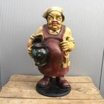 Beeld Waard met bierkruiken, Ophalen