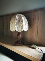 Tafellamp, houten gedraaide poot en gebreide kap., Ophalen of Verzenden, Zo goed als nieuw