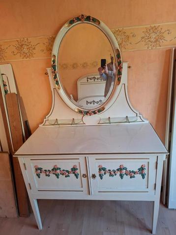 Kaptafel uit 1900 met bloemen in reliëf in TBE  beschikbaar voor biedingen