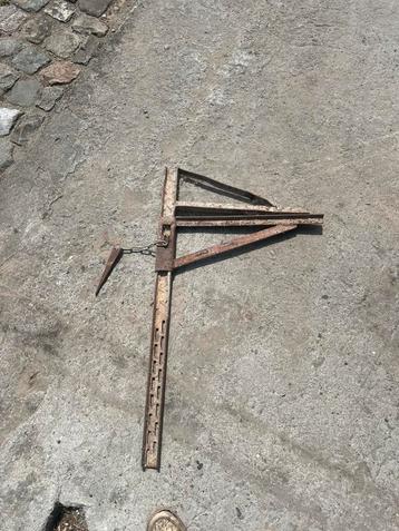 8 stevige metalen bekistingsdriehoeken beschikbaar voor biedingen