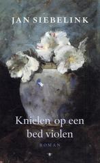 Jan Siebelink : Knielen op een bed violen - roman, Boeken, Ophalen of Verzenden, Zo goed als nieuw
