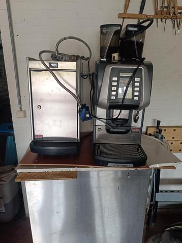 Koffiemachine met melkfrigo beschikbaar voor biedingen