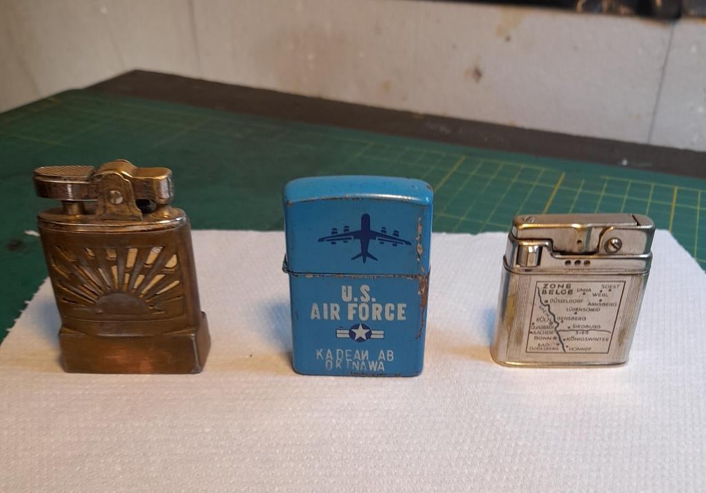 3 briquets  à essence, Briquet