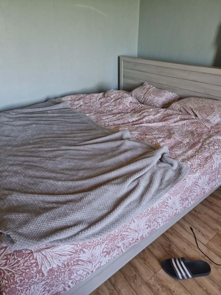 Lit 180x200cm + 2 tables de chevet, Maison & Meubles, Chambre à coucher | Lits, Beige, Enlèvement, Utilisé, 180 cm