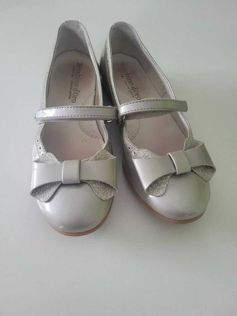 Muiltjes taupe met glitter strik
Maat: 33
Zecchino d'Oro, Ophalen of Verzenden