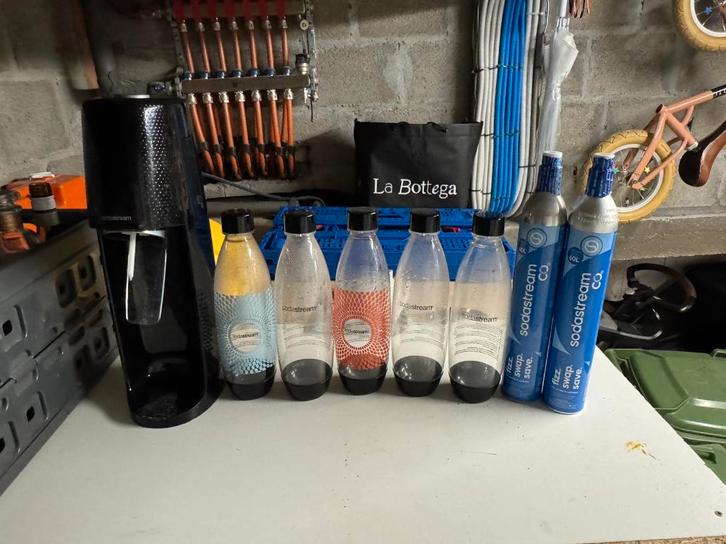 SodaStream Spirit + 2 volle CO2-cilinders + 5 flessen, Electroménager, Machines à eau pétillante, Utilisé, Enlèvement