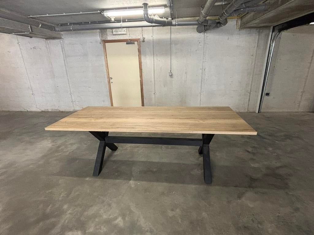 Masieve houten tafel met stalen poten, Ophalen, Tafelblad