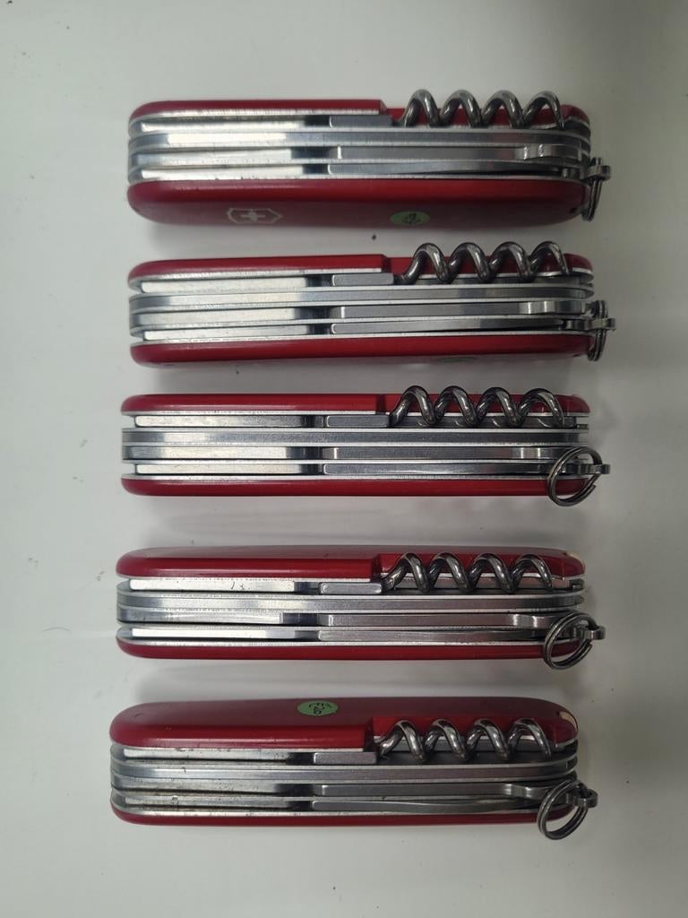 5x Victorinox the huntsman, Caravanes & Camping, Outils de camping, Enlèvement ou Envoi