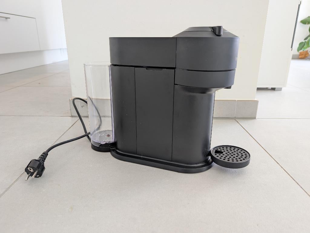 Nespresso Vertuo Next (Krups) – Matte Black, Elektronische apparatuur, Koffiezetapparaten, Ophalen, Gebruikt, Afneembaar waterreservoir