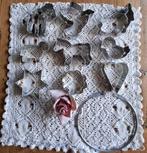 Hanger met 9 uitsteekvormpjes, lammetje, duif, paard etc..., Antiek en Kunst, Curiosa en Brocante, Ophalen of Verzenden