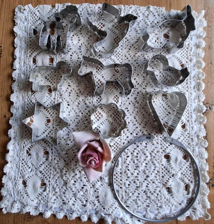 Hanger met 9 uitsteekvormpjes, lammetje, duif, paard etc..., Antiek en Kunst, Curiosa en Brocante, Ophalen of Verzenden