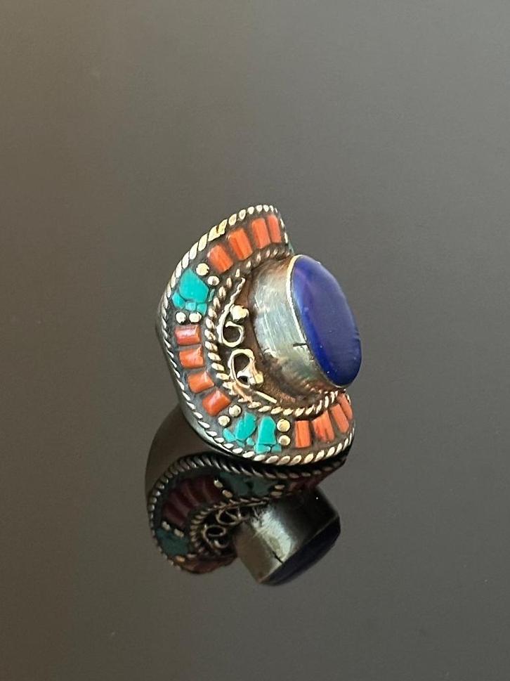 Bague en argent tibétain turquoise lapis-lazuli corail rouge, Handtassen en Accessoires, Ringen, Nieuw, Dame of Heer, 18 tot 19