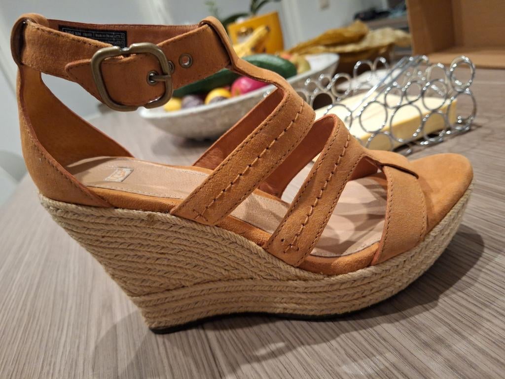 UGG wedge dames sandaal maat 41, Vêtements | Femmes, Chaussures, Orange, Enlèvement