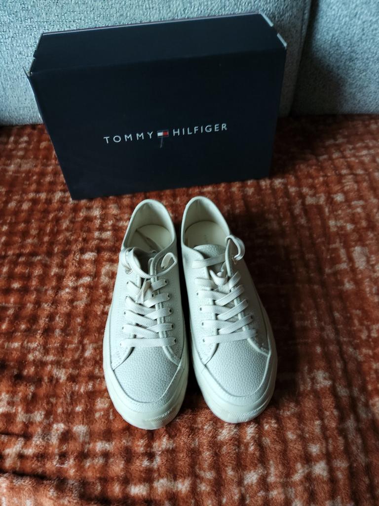 Mooi paar damesschoenen, Ophalen