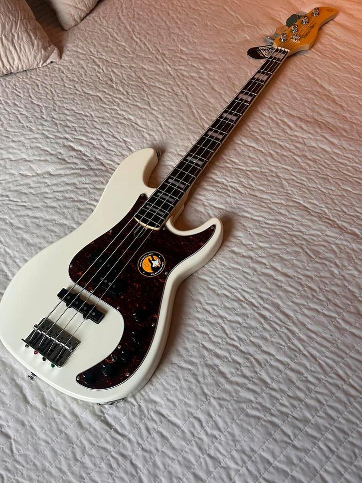 Marcus Miller Sire V7 – 4 cordes – État impeccable, Muziek en Instrumenten, Snaarinstrumenten | Gitaren | Bas, Zo goed als nieuw