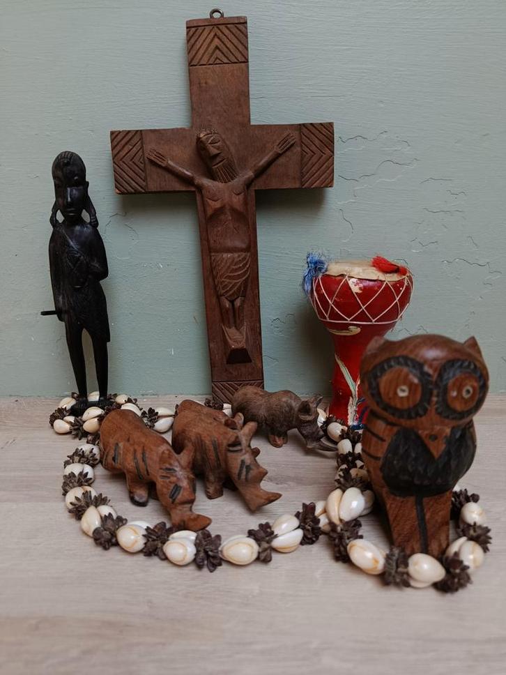 Lot déco africaine — crucifix sculpté + figurine Maasaï + hi, Antiquités & Art, Antiquités | Objets religieux, Enlèvement ou Envoi