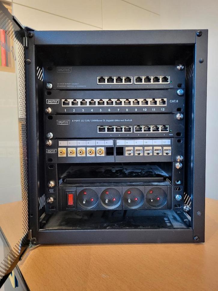 Compacte 10" netwerkkast incl switchen en patchpaneel, Computers en Software, Serverkasten, Gebruikt, Glas, Plaatstaal, Ophalen