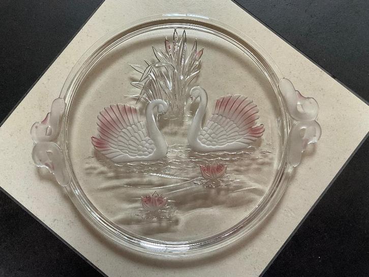 Assiette à gâteau vintage en verre Walther Schwanensee Swans, Antiquités & Art, Antiquités | Verre & Cristal, Enlèvement ou Envoi