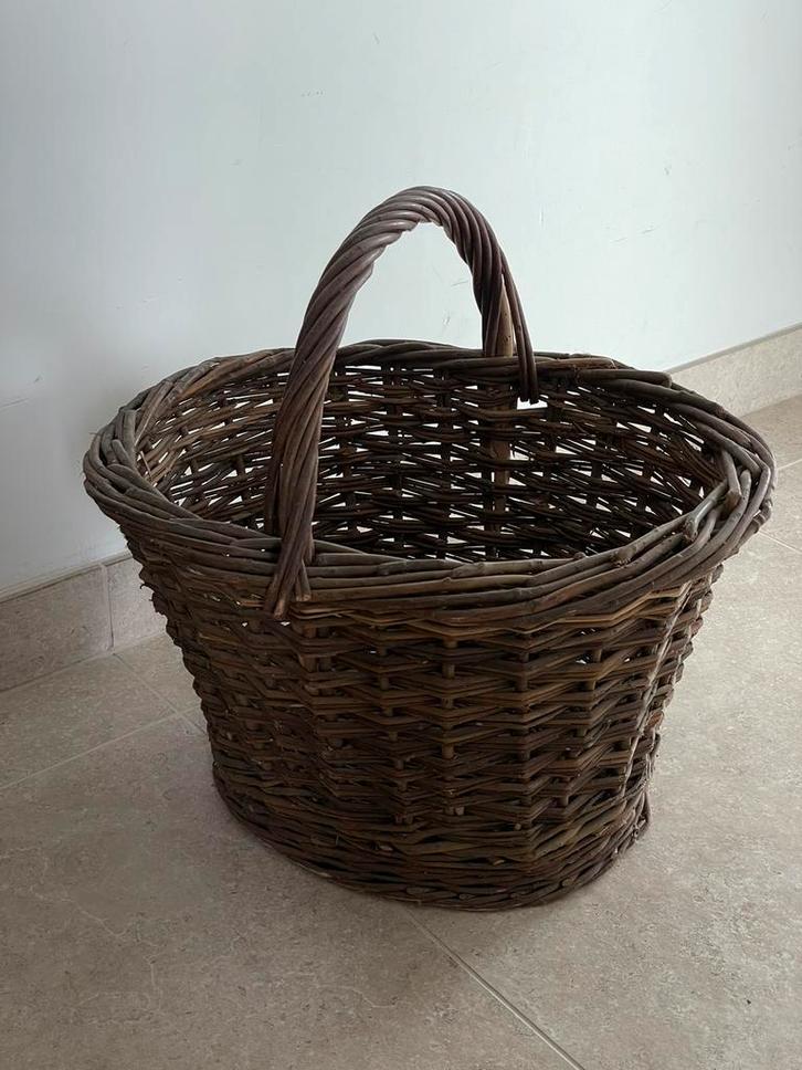 Vintage handgevlochten rieten mand, Huis en Inrichting, Woonaccessoires | Schalen en Manden, Zo goed als nieuw, Mand, Hout, Ophalen