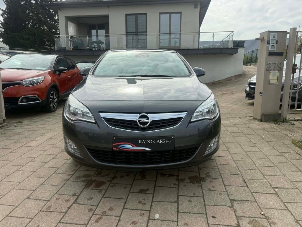Opel Astra 1.6 essence à partir de 2011, Entreprise, Boîte manuelle, 5 portes, 5 places