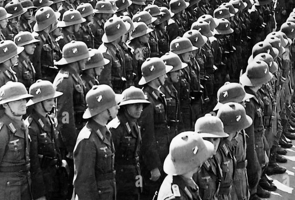 Afrika korps 1941 tropenhelm embleem, Verzamelen, Verzenden