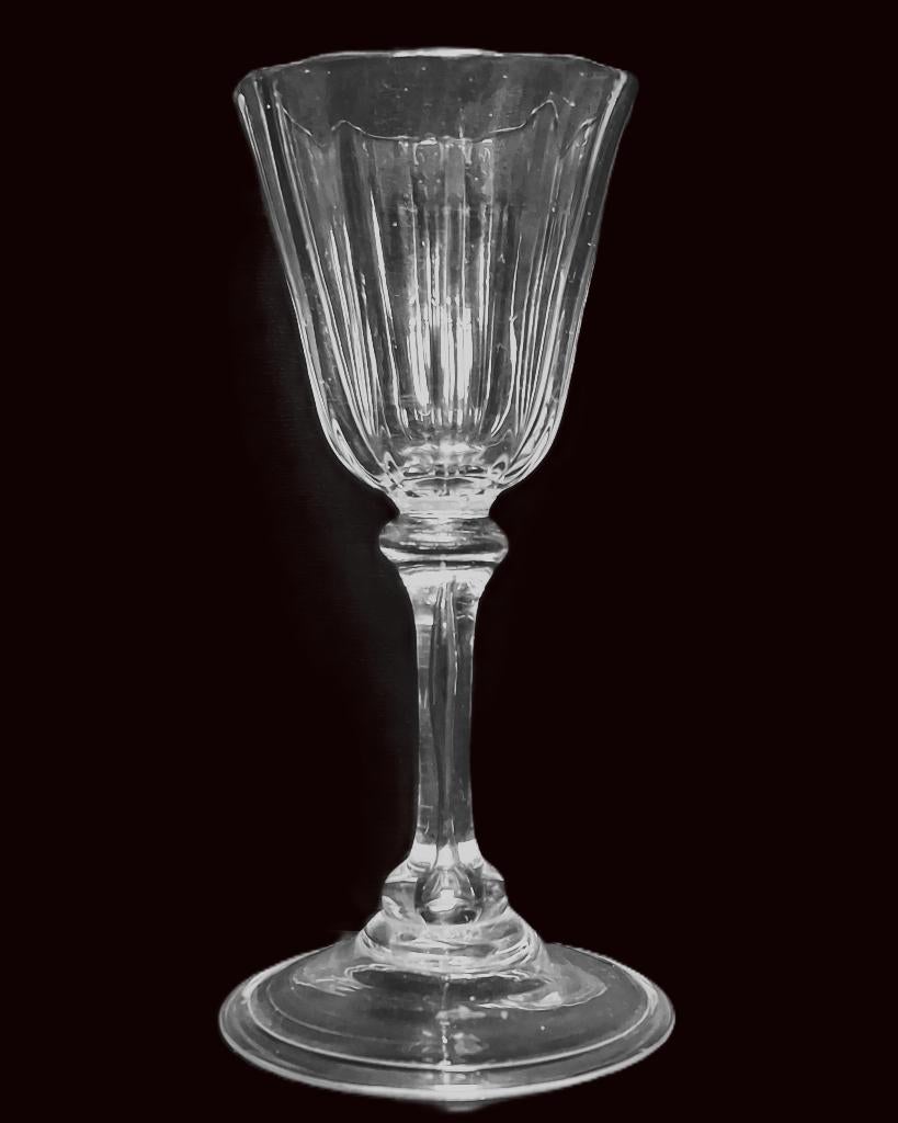 18e-eeuws rib gegoten wijnglas, c1725, Ophalen of Verzenden