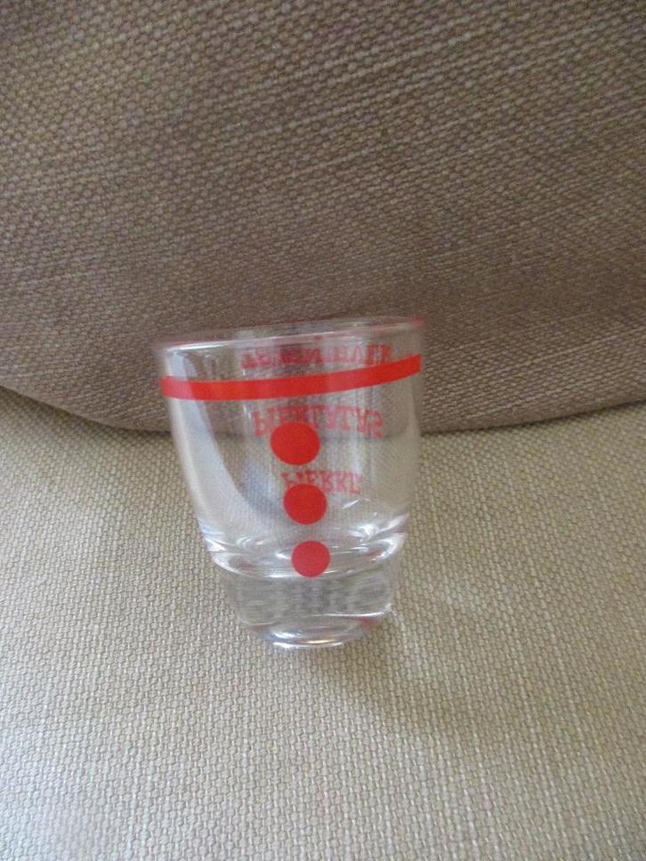 SPECIAAL GLAS JENEVER PIERKE PIERLALA GENT - ZIE FOTO'S, Verzamelen, Glas en Drinkglazen, Nieuw, Borrel- of Shotglas, Ophalen of Verzenden