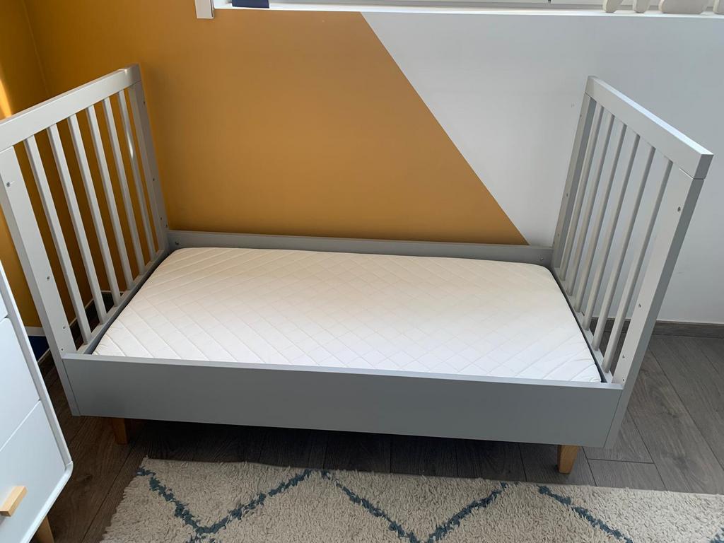 Vox Lounge Baby & Toddler Cot Bed in Light Grey & Oak, Kinderen en Baby's, Ophalen, Gebruikt, Matras