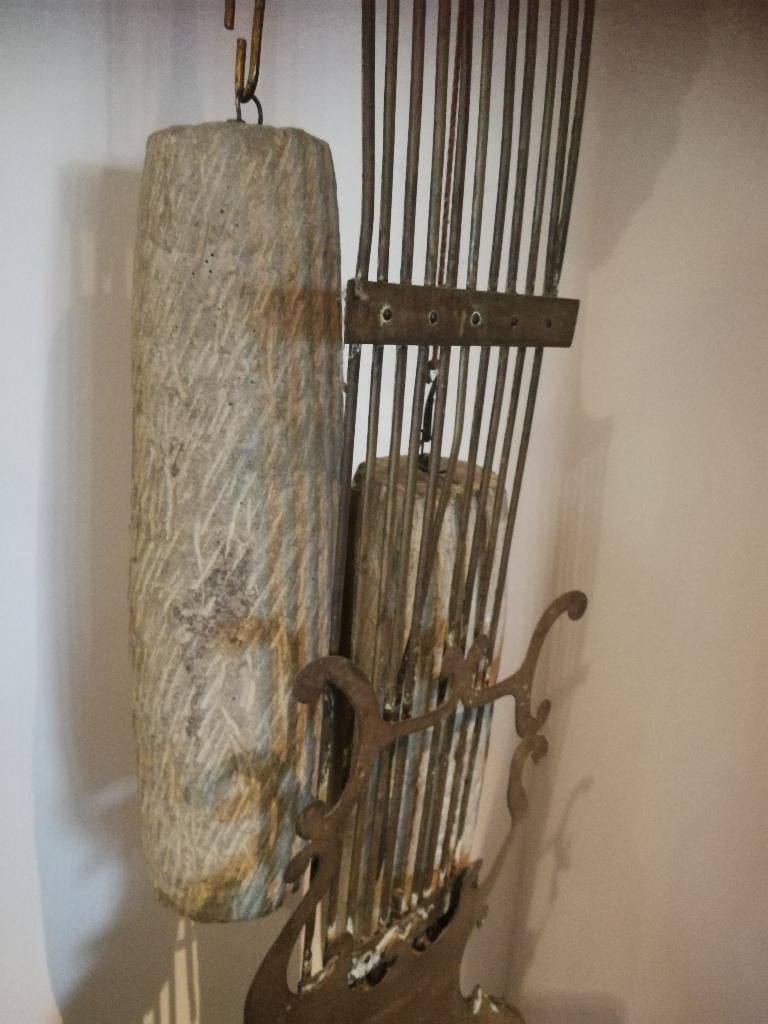 Antieke klok, zeldzame gewichten in zandsteen., Antiek en Kunst, Antiek | Klokken, Ophalen